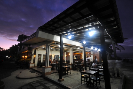 Bay-ler View Hotel at night