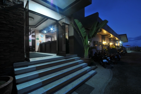 Bay-ler View Hotel front entrance