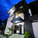 Bay-ler View Hotel at night