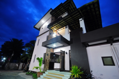 Bay-ler View Hotel at night